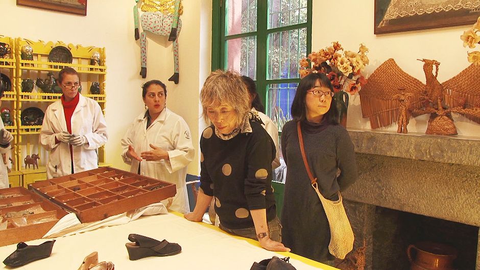 �h�L�������^���[�f��w�t���[�_�E�J�[���̈�i�bLegacy of FRIDA KAHLO�x�ēE�B�e�F���J���T�b�t���[�_�̎���50�N���o�āA�ޏ��̈�i�������������܂����B���L�V�R�l�̃L�����[�^�[�̔��Ăɂ�肻�̈�i�������B�e����v���W�F�N�g�������オ��A�˗����󂯂��̂����E�I�Ȏʐ^�ƁE�Γ��s