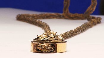 �t���[�_�E�J�[���̈�i4�b�h�L�������^���[�f��w�t���[�_�E�J�[���̈�i�bLegacy of FRIDA KAHLO�x�ēE�B�e�F���J���T�b���L�V�R�Ńt���[�_�E�J�[���̈�i�ɒ��ڂ����ʐ^�ƁE�Γ��s�̎p�ɔ���